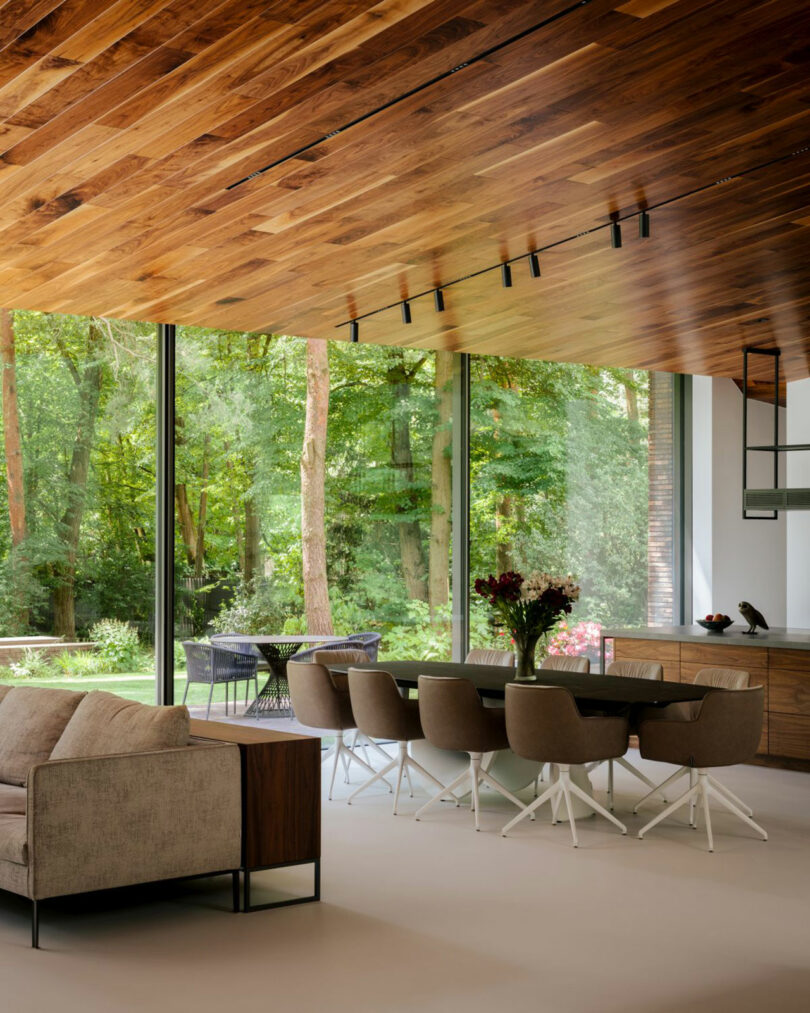 Detaliu perete de calcar sapat in interiorul manastirii rupestre