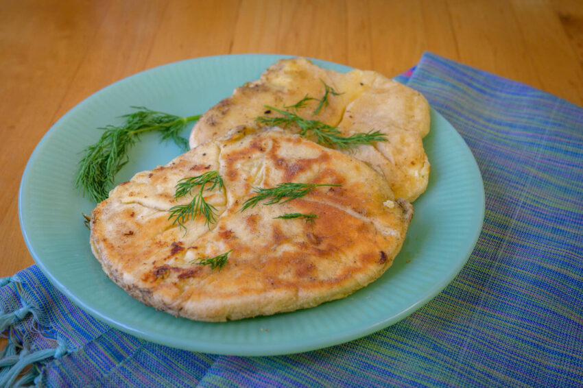 Placinte moldovenesti pe o farfurie de lut