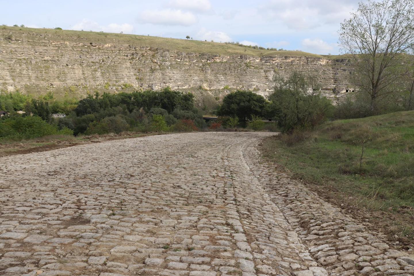 Drum de piatra langa Orheiul Vechi