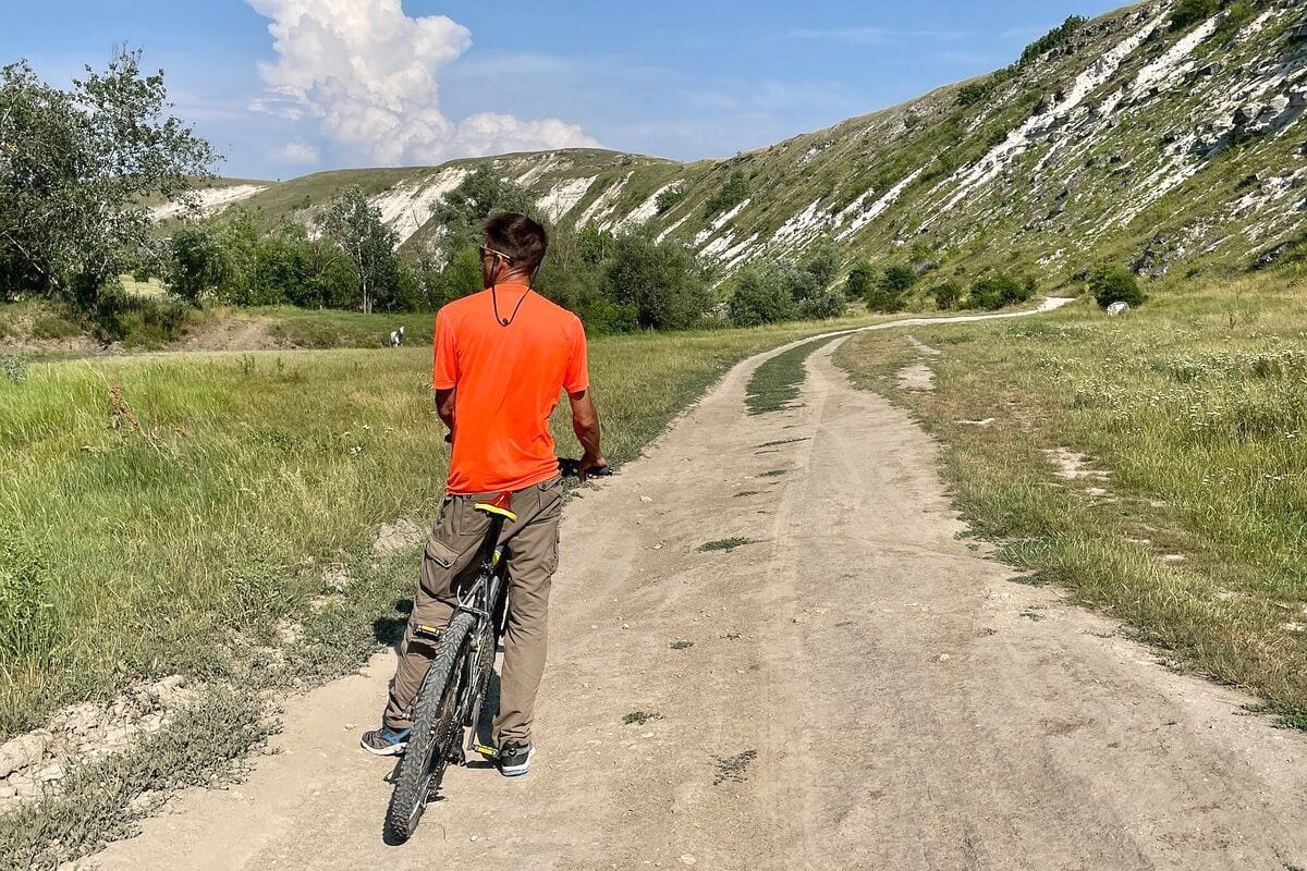 Ciclist pe drum de tara in canionul Rautului