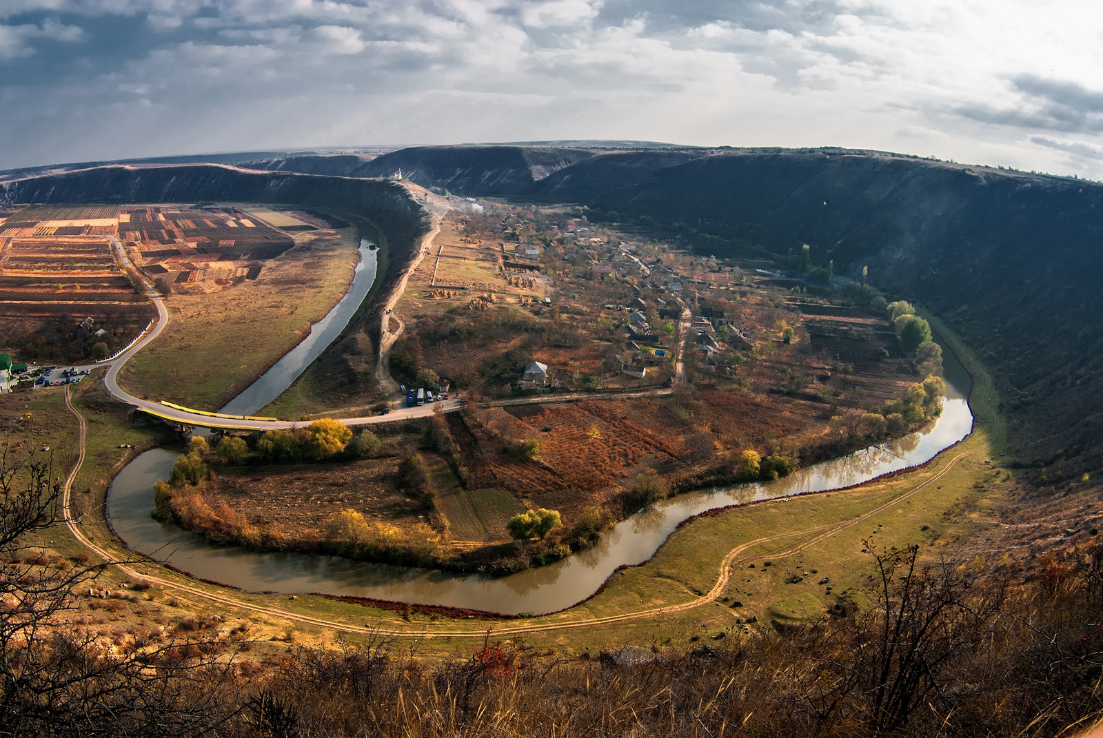 Vedere panoramica asupra Orheiului Vechi din drum