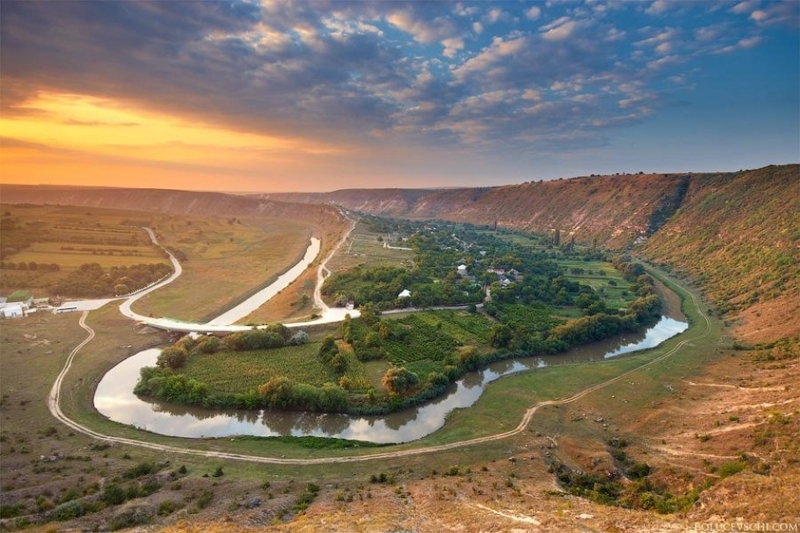 Drumul spre Orheiul Vechi prin dealurile Moldovei