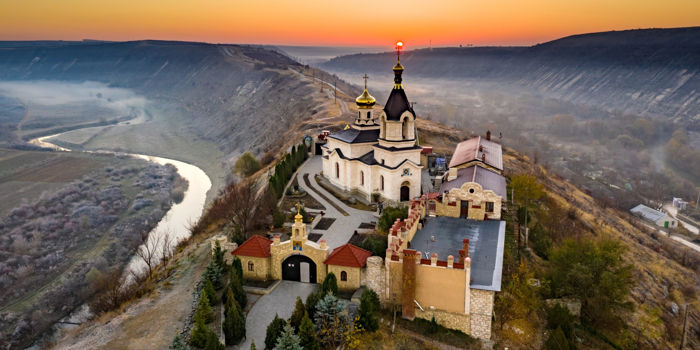 Manastirea si valea Rautului la apus